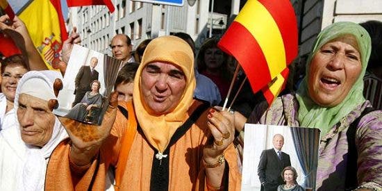 musulmanas espanolas sosteniendo banderas y fotos de la familia real 550x275 1